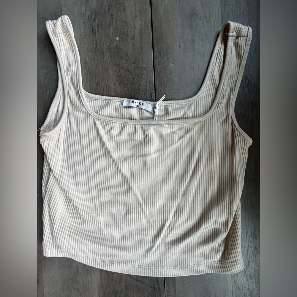 NA-KD- Squared Neck Singlet